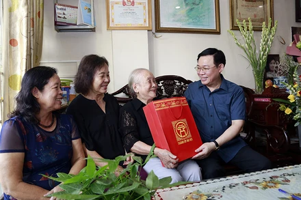 Bí thư Thành ủy Hà Nội Vương Đình Huệ thăm hỏi, tặng quà bà Doãn Thị Ngọc Trâm (mẹ liệt sĩ Đặng Thùy Trâm).