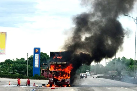 Hiện trường vụ cháy xe đầu kéo trên tuyến Quốc lộ 1A qua huyện Phong Điền (Thừa Thiên Huế).