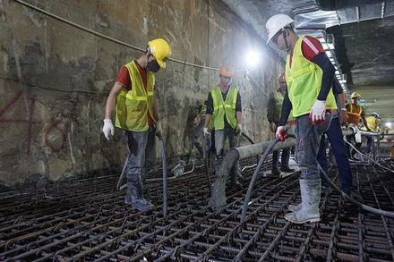 Công nhân đang thi công tại dự án đường sắt đô thị Nhổn-Ga Hà Nội.