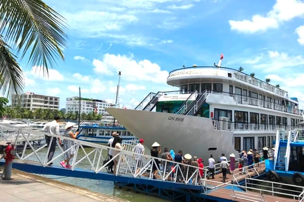 Khách nội địa lựa chọn dịch vụ tàu nghỉ đêm trên vịnh Hạ Long ngày càng tăng.