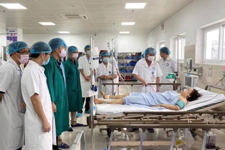 Các bác sĩ BV Việt Đức kịp thời vượt 500 km vào Quảng Bình, cấp cứu cho những ca bệnh nặng.