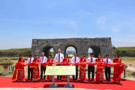 Đại sứ Daniel Kritenbrink và đại diện tỉnh Thanh Hóa cắt băng khánh thành dự án.