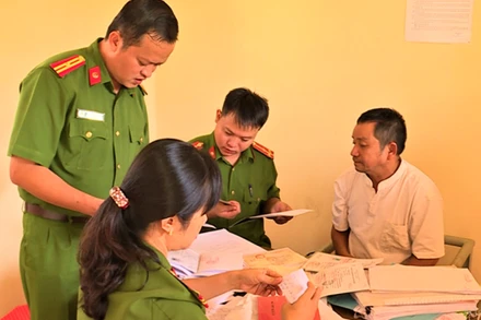 Cơ quan Công an kiểm tra các giấy tờ liên quan đến vụ án.