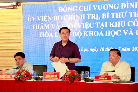 Đồng chí Vương Đình Huệ, Ủy viên Bộ Chính trị, Bí thư Thành ủy phát biểu ý kiến tại buổi làm việc.