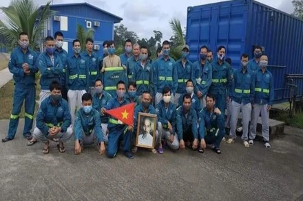 Công nhân Việt Nam ở Guinea Xích đạo chụp ảnh gửi về quê nhà qua mạng xã hội. (Ảnh: Báo Pháp luật TP Hồ Chí Minh)