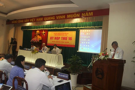 Chủ tịch UBND tỉnh Đồng Nai Cao Tiến Dũng giải trình tại kỳ họp.