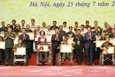 Lãnh đạo Đảng, Nhà nước cùng các đại biểu tại Gặp mặt tuyên dương thương binh nặng tiêu biểu toàn quốc năm 2019 (Ảnh minh họa: Đăng Khoa).