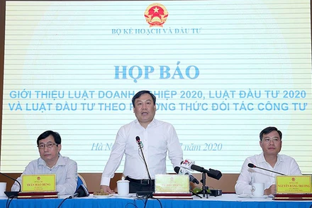 Thứ trưởng KHĐT Vũ Đại Thắng (đứng) chủ trì Họp báo.