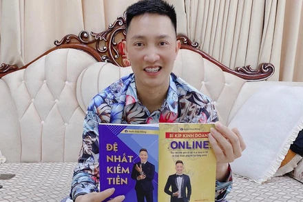 Bùi Xuân Huấn quảng cáo hai cuốn sách chui.