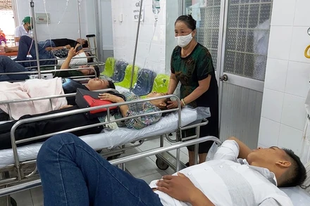 Khoảng 30 người bị nặng phải nằm viện để tiếp tục điều trị, theo dõi.