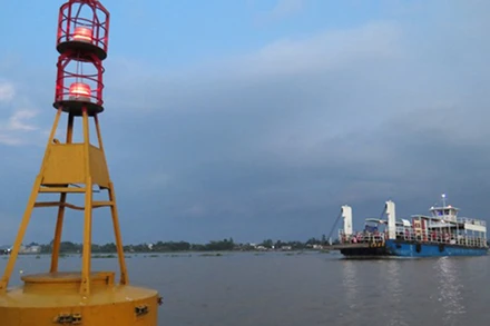 Cục Đường thuỷ nội địa Việt Nam gắn định vị GPS lên gần 2.000 đèn tín hiệu trên phao, cột báo hiệu đường thủy để theo dõi từ xa, nhằm quản lý an toàn đường thủy.