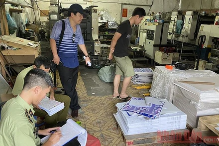 Lực lượng chức năng tiến hành kiểm tra một cơ sở in trên địa bàn Hà Nội.