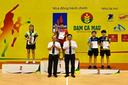 Đồng chí Quế Đình Nguyên, Phó Tổng Biên tập Báo Nhân Dân, Trưởng Ban chỉ đạo Giải và đồng chí Trần Gia Thái, Chủ tịch Liên đoàn Bóng bàn Việt Nam, trao huy chương và phần thưởng cho các vận động viên đoạt giải tại nội dung đơn nữ.