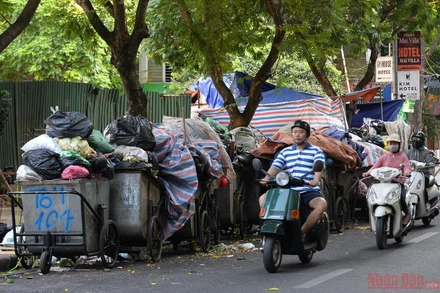 Hình ảnh các xe rác chất đầy, cao hơn đầu người nối hàng dài dần trở nên quen thuộc tại nhiều khu vực có mật độ dân cư cao.
