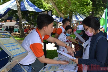 Người dân thành phố tìm hiểu các tour du lịch khuyến mãi tại ngày hội.