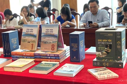 Trưng bày một số ấn phẩm nghiên cứu tiêu biểu.