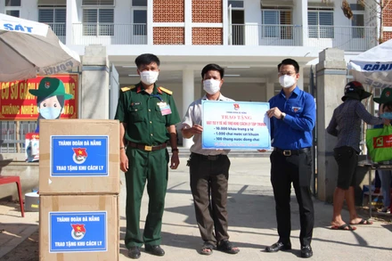 Trao tặng nhu yếu phẩm cho khu cách ly