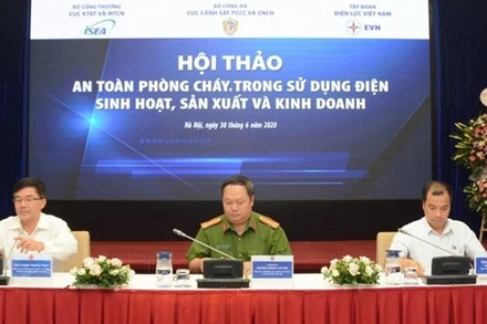 Các đại biểu chủ trì Hội thảo.