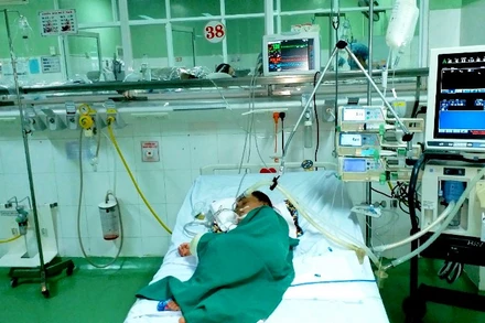 Hiện tại bệnh nhi đang được tích cực điều trị, lọc máu. (Ảnh: HỮU HỘI)