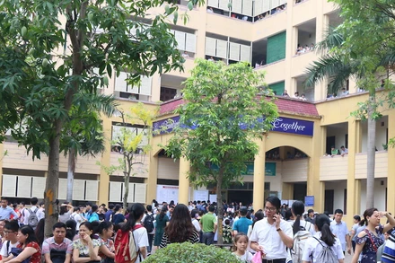 Quang cảnh thường thấy tại mỗi kỳ thi tuyển vào 10 Trường THPT chuyên Ngoại ngữ (Ảnh: ULIS)