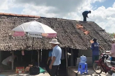 Người dân di dời nhà cửa ra khỏi khu vực sạt lở.