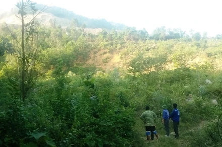 Sạt lở tại chân bãi thải mỏ than Minh Tiến đang đe dọa tính mạng năm hộ dân ở phía dưới.