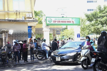 Phố Phủ Doãn thường xuyên ùn tắc, giao thông lộn xộn.