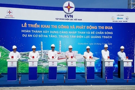 Bấm nút khởi công các công trình hạ tầng của Trung tâm Điện lực Quảng Trạch.