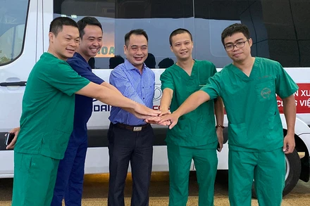 BS Nguyễn Trung Cấp, Phó Giám đốc BV Bệnh Nhiệt đới Trung ương (giữa) chúc mừng đoàn lên đường thành công.