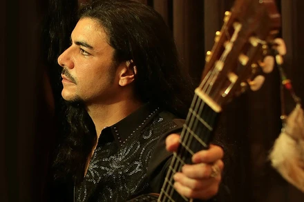 Ca sĩ chính Kenja David. Ảnh: Trung tâm văn hóa Pháp.