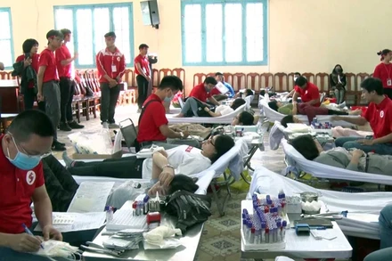 Đông đảo nhân dân TP Đà Lạt tham gia hiến máu tình nguyện.