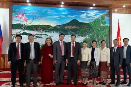 Đoàn đại biểu Tổng Lãnh sự Việt Nam tại Luang Prabang cùng lãnh đạo, cán bộ tỉnh Phongsaly.