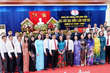 Ban Chấp hành Đảng bộ TP Châu Đốc nhiệm kỳ 2020-2025 ra mắt đại biểu.