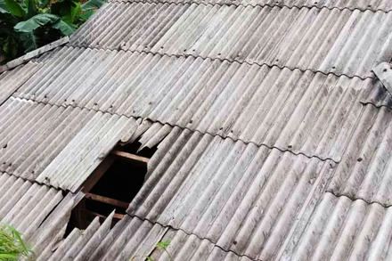 Đá lở, lăn trúng nhà ở làm thủng mái, gãy hoành ngôi nhà ở xóm Bản Riềng, xã Sơn Lộ, huyện Bảo Lạc (Cao Bằng).