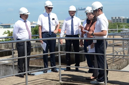 Lãnh đạo tỉnh Bà Rịa - Vũng Tàu và nhiều khách mời tham quan nhà máy sau lễ khánh thành ngày 2-7 vừa qua.