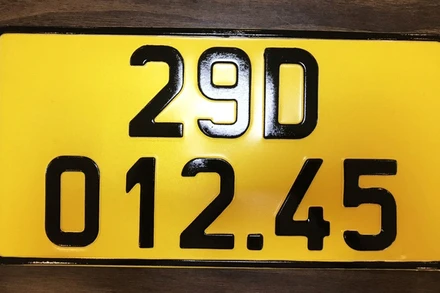 Tất cả xe ô-tô kinh doanh vận tải sẽ sử dụng biển số màu vàng, chữ và số màu đen kể từ ngày 1-8-2020. Ảnh: Zing.vn