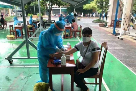 Lực lượng kiểm dịch y tế lấy mẫu xét nghiệm cho người dân.