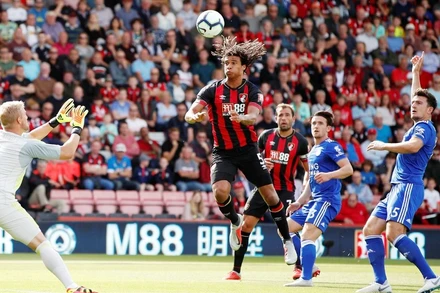 Vardy nỗ lực đi bóng trong một pha tấn công của đội. (Ảnh: premierleague.com)