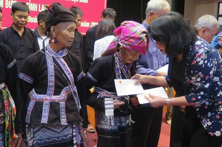 Phó Chủ tịch nước Đặng Thị Ngọc Thịnh trao quà cho thân nhân các gia đình chính sách huyện Tam Đường