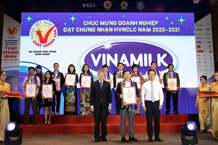  Giám đốc Đối ngoại Công ty Vinamilk Đỗ Thanh Tuấn, nhận giấy chứng nhận Hàng Việt Nam chất lượng cao lần thứ 24.