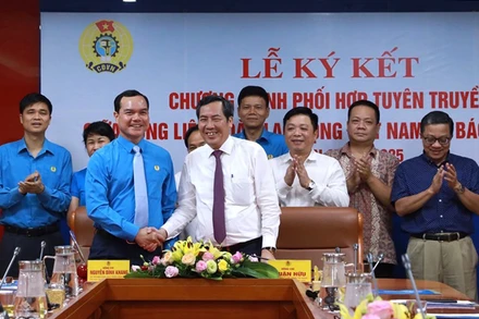 Các đại biểu tại lễ ký kết.