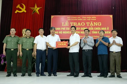 Đại diện lãnh đạo Bộ Công an, Tập đoàn Điện lực Việt Nam trao 30 tỷ đồng cho huyện Nậm Pồ.