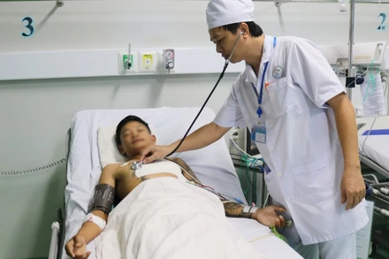 Bệnh nhân Dương Hải Cường đang được các bác sĩ theo dõi, điều trị đặc biệt sau ca phẫu thuật thành công .