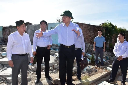 Phó Chủ tịch QH Phùng Quốc Hiển khảo sát tại khu giải phóng mặt bằng khu vực Thượng Thành - Đại nội Huế.