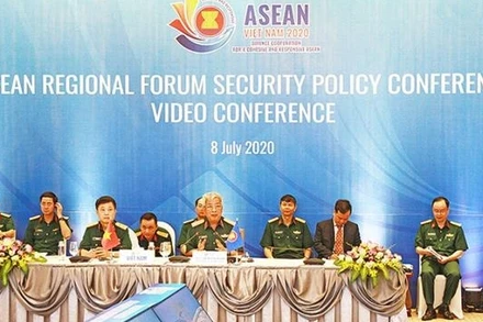 Thượng tướng Nguyễn Chí Vịnh tham luận tại Hội nghị.