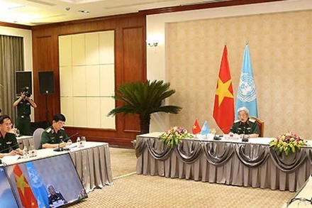 Thượng tướng Nguyễn Chí Vịnh và đại diện lãnh đạo một số đơn vị trong quân đội tham dự buổi Hội đàm trực tuyến.