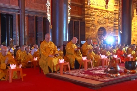 Các tăng ni, phật tử cầu quốc thái, dân an, tri ân các anh hùng liệt sĩ tại chùa Tam Chúc, tỉnh Hà Nam.