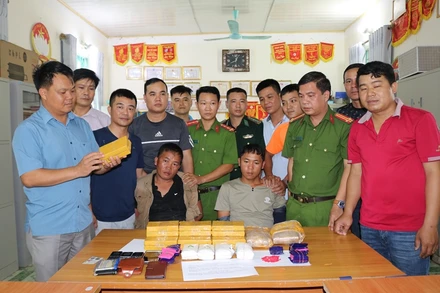 Hai đối tượng cùng tang vật khi bị bắt giữ.