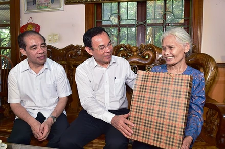 Bí thư T.Ư Đảng, Chánh Văn phòng T.Ư Đảng Nguyễn Văn Nên thăm, tặng quà bà Vũ Thị Hương, vợ Liệt sĩ tại tổ 5, phường Ỷ La, TP Tuyên Quang.