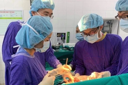 Các bác sĩ phẫu thuật kịp thời cho bệnh nhân. 